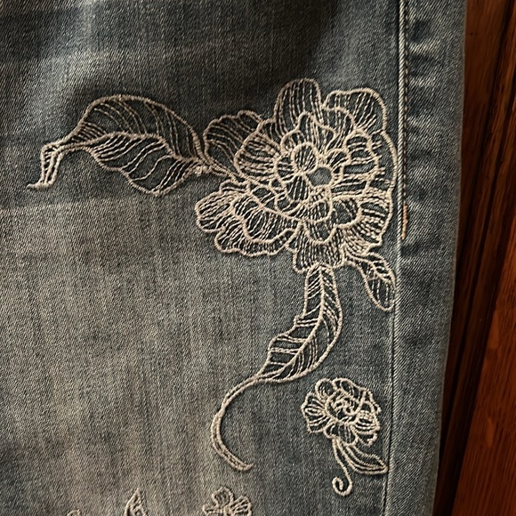 Skinny jeans with floral stitching - Picture 4 of 4